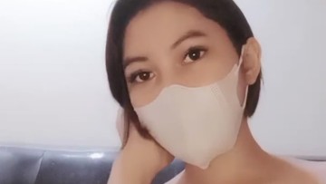 Sexy Menggoda Host Rambut Pendek