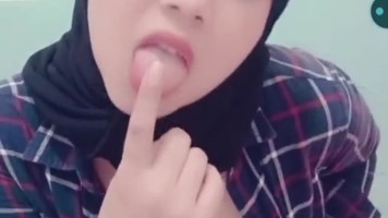 Bokep Jilbab – Kiki Hijab remas tetek Live Show