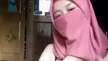Tante Jilbab Bugil Remas Toket Desah