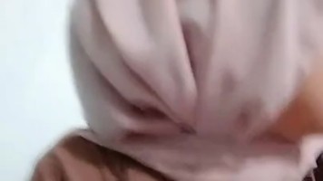 Bokep Jilbab Ukhti Hijabers Cantik Remas Buah Dada Godain Pascol