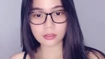 Kak Cala Berkacamata Show Uting HOT51