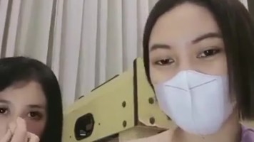 Lanny Live Biarkan Belahan Susu Terbuka