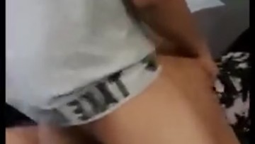 Digodain Tante Ngentod di Sofa Lagi Sepi